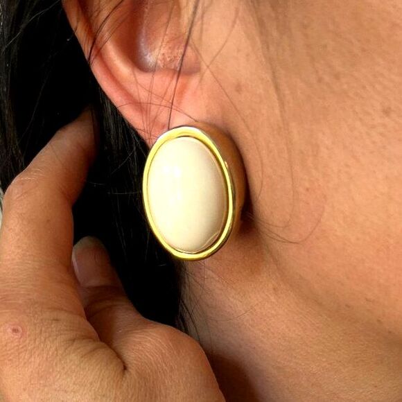 Vintage 1980s bold white oval shaped clip on studs gold toned fabulous statement - Picture 2 of 8
